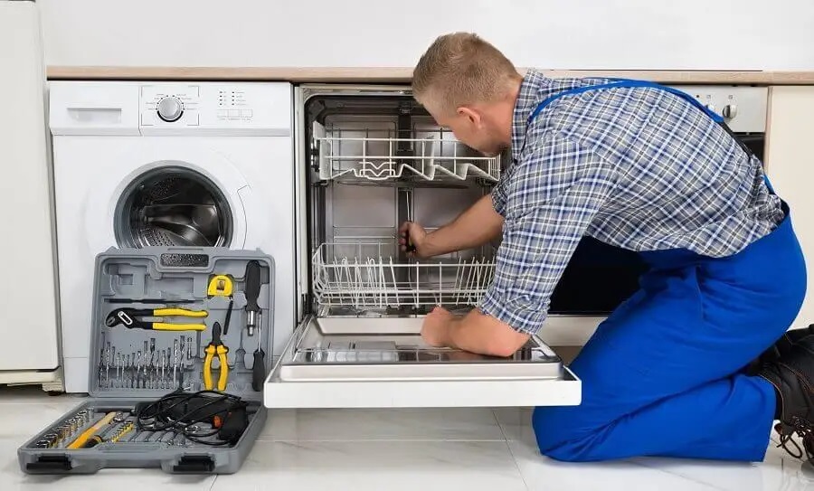 Elmadağ Gorenje servisi teknisyen ekibi beyaz eşya tamiri yaparken